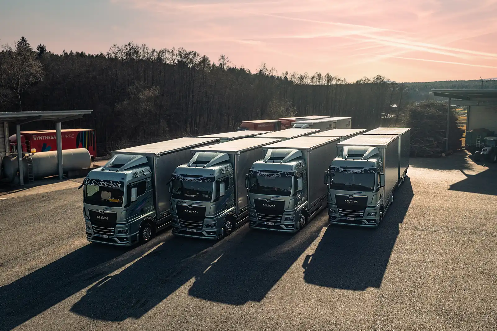 LKWs von Walter Schröck Gütertransporte im Sonnenuntergang