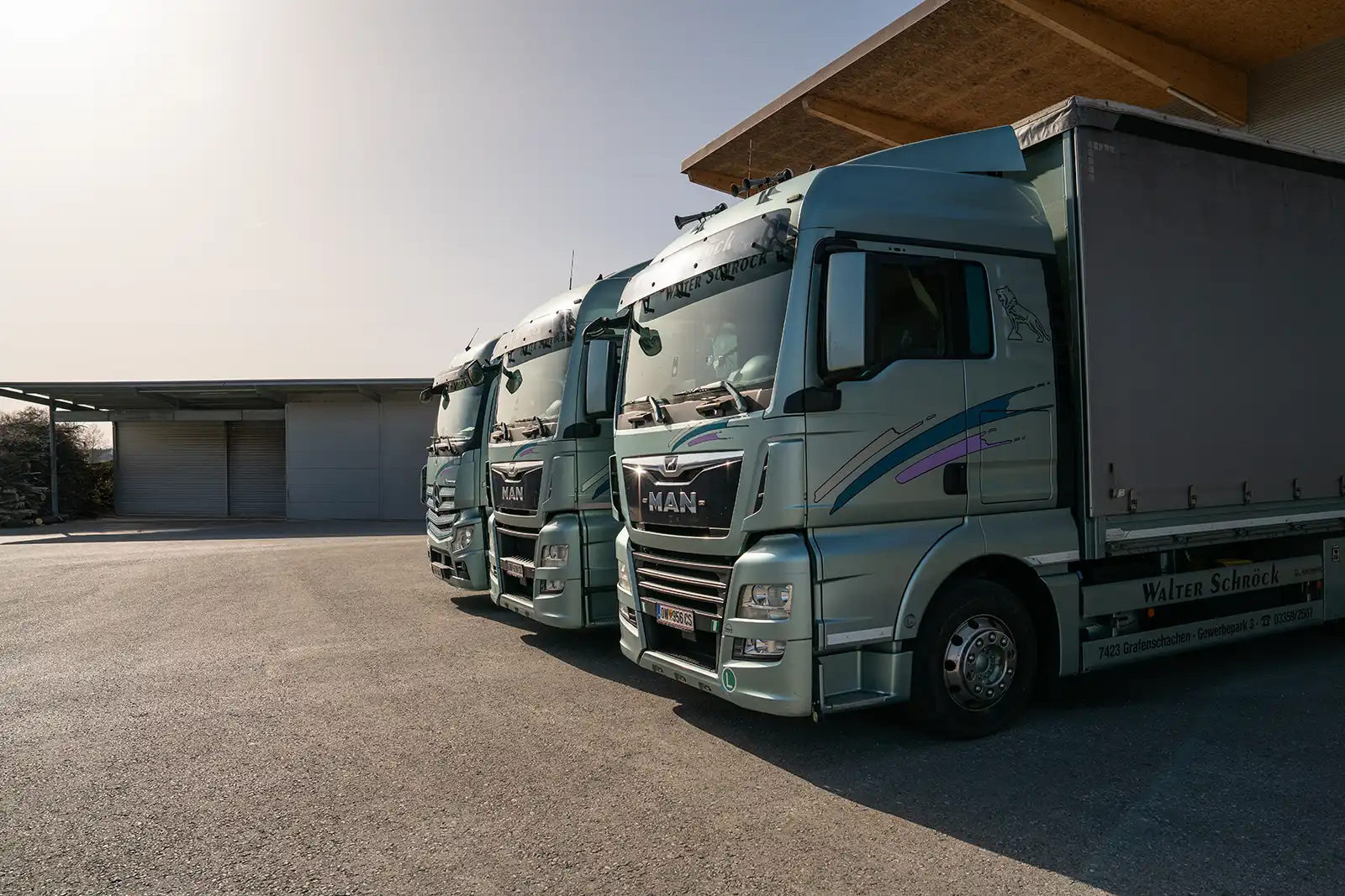 LKWs von Walter Schröck Gütertransporte unter Dach